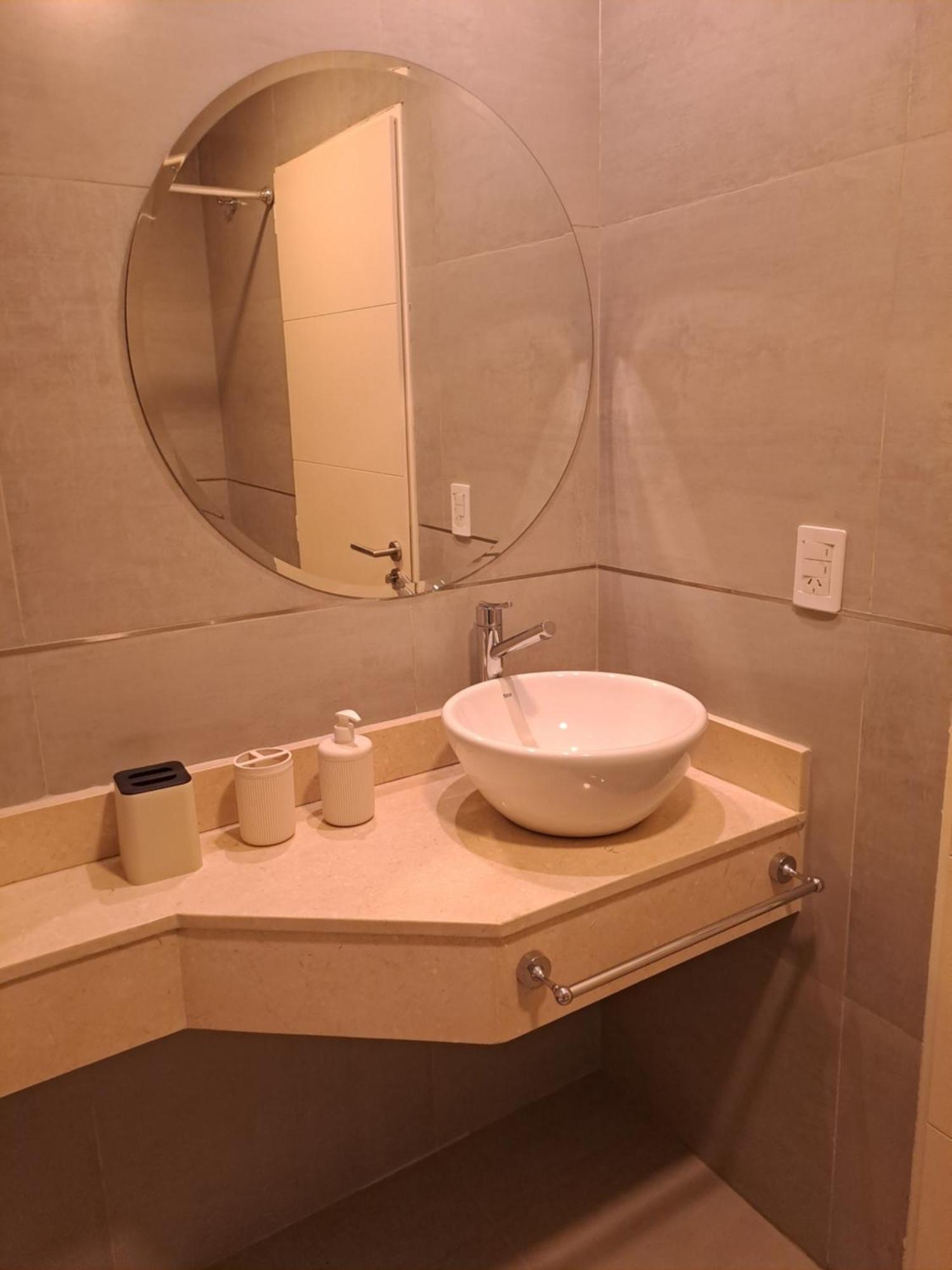 Comodo Monoambiente Con Balcon En Salta 246 Apartamento *